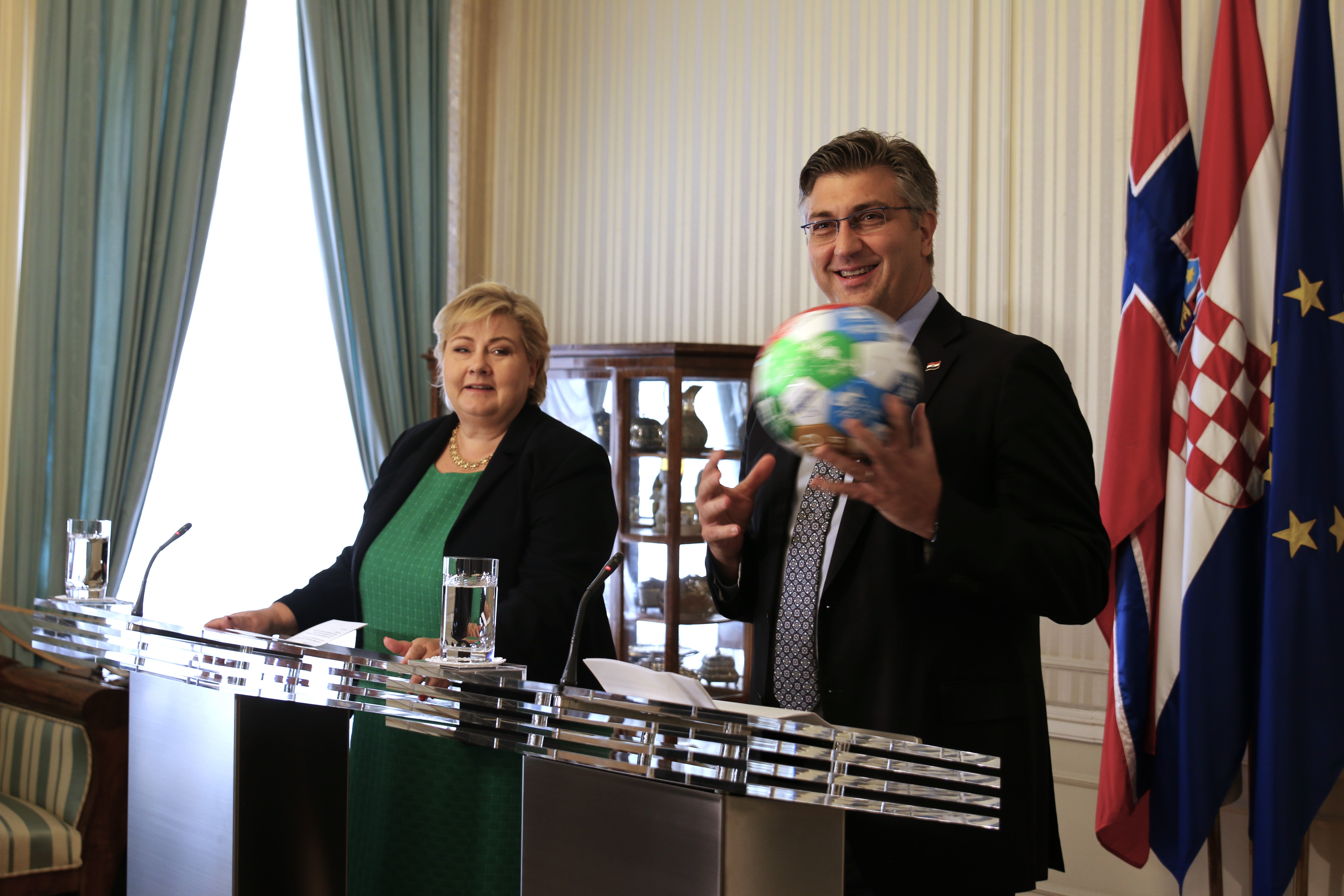 Bivša premijerka Norveške Solberg i hrvatski premijer Plenković na potpisivanju Sporazuma o suradnji 2018.