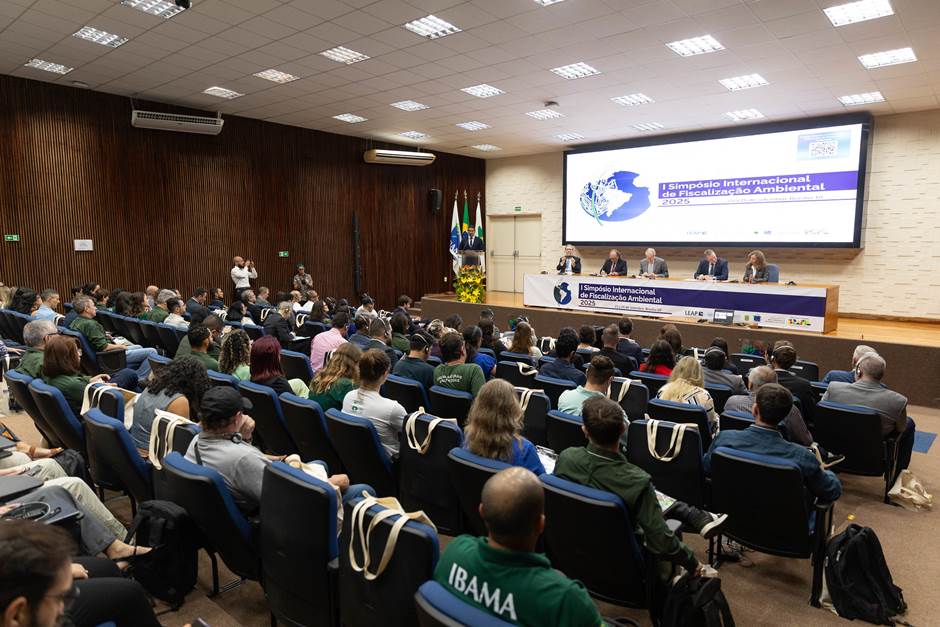 1º Simpósio Internacional de Fiscalização Ambiental, 2025. Na mesa da esquerda para a direita, Jair  - Foto:Vinícius C. Vieira / IBAMA