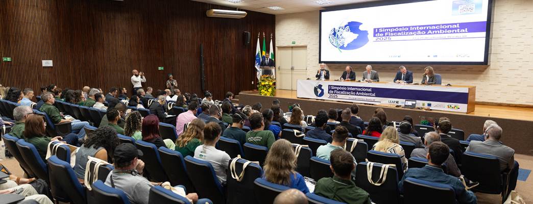 1º Simpósio Internacional de Fiscalização Ambiental, 2025. Na mesa da esquerda para a direita, Jair  - Foto:Vinícius C. Vieira / IBAMA