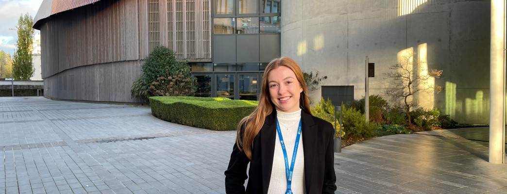 Bilde av intern Ingeborg foran OECDs kontorer i Bologne, Paris - Foto:Foto: Privat