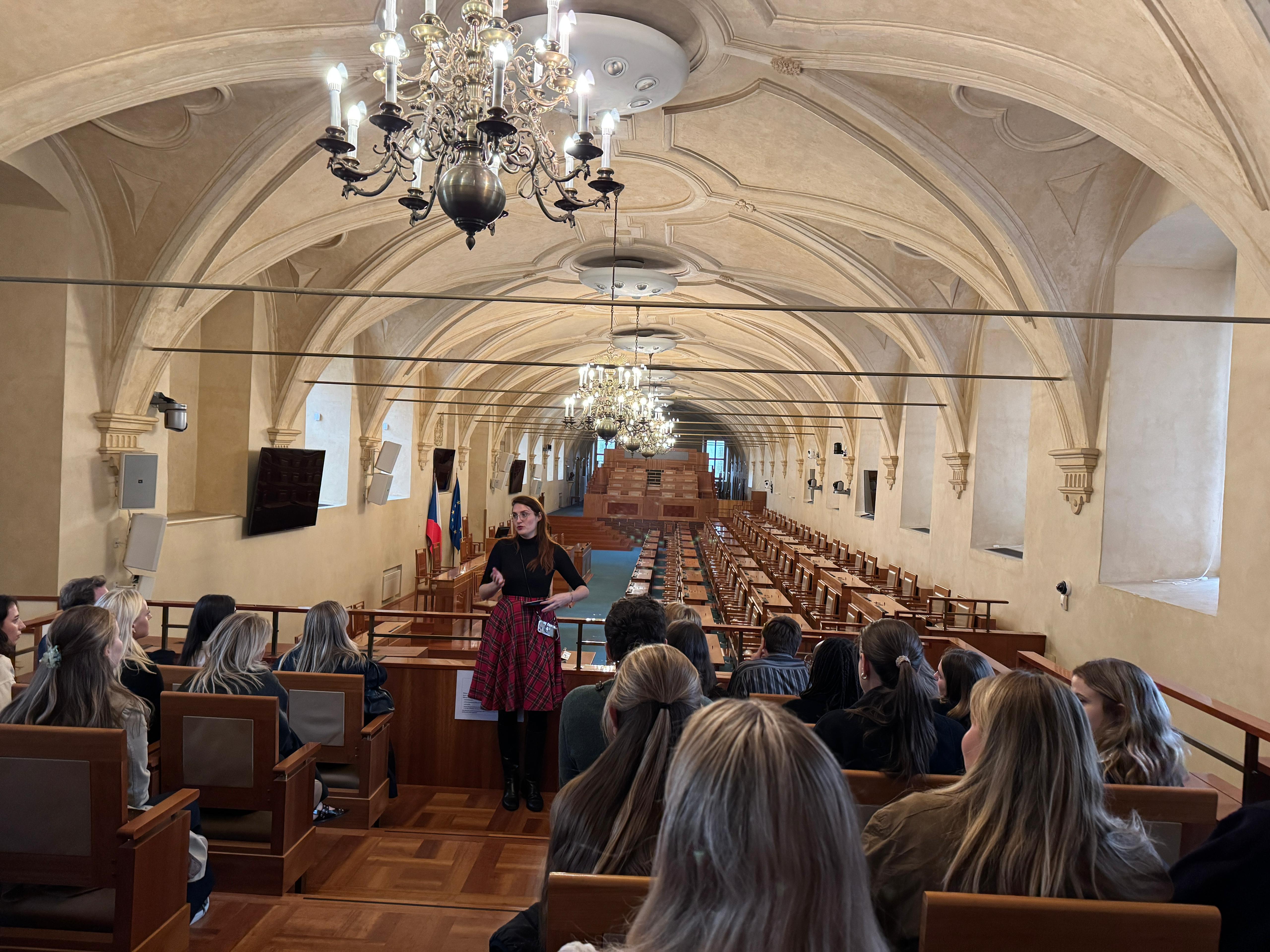 Gjennom møter med eksperter, institusjoner og historie fikk praktikantene et innblikk i hvordan Norges tilstedeværelse i Tsjekkia utøves og oppleves på bakkenivå.