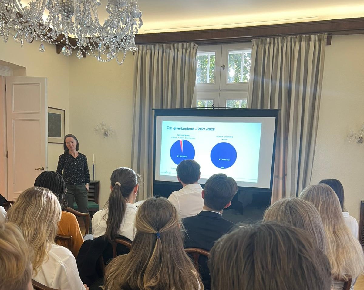 Praktikantene fikk innlegg om ambassaden i Praha sitt arbeid knyttet til EØS-midlene.