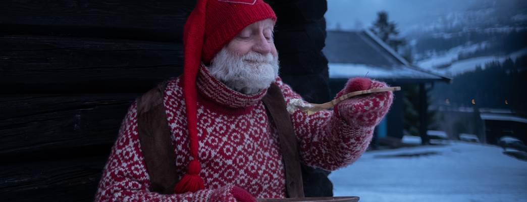 A Nisse with his Christmas porridge - Foto:Visit Norway - Bastian Fjeld
