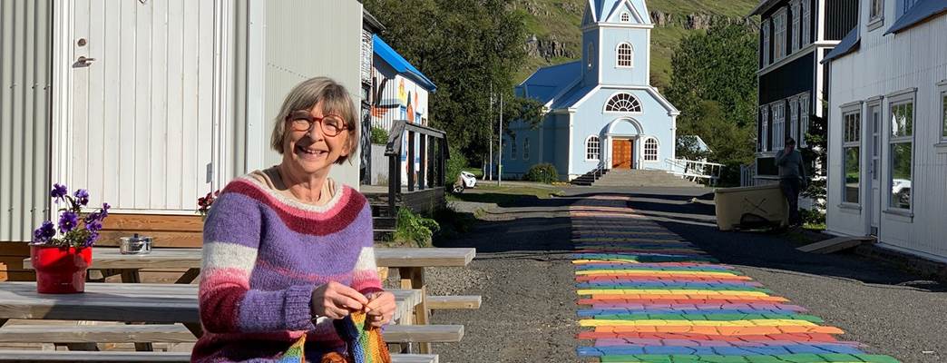 Aud Lise Norheim strikker regnbueskjerf - Photo:Ambassaden