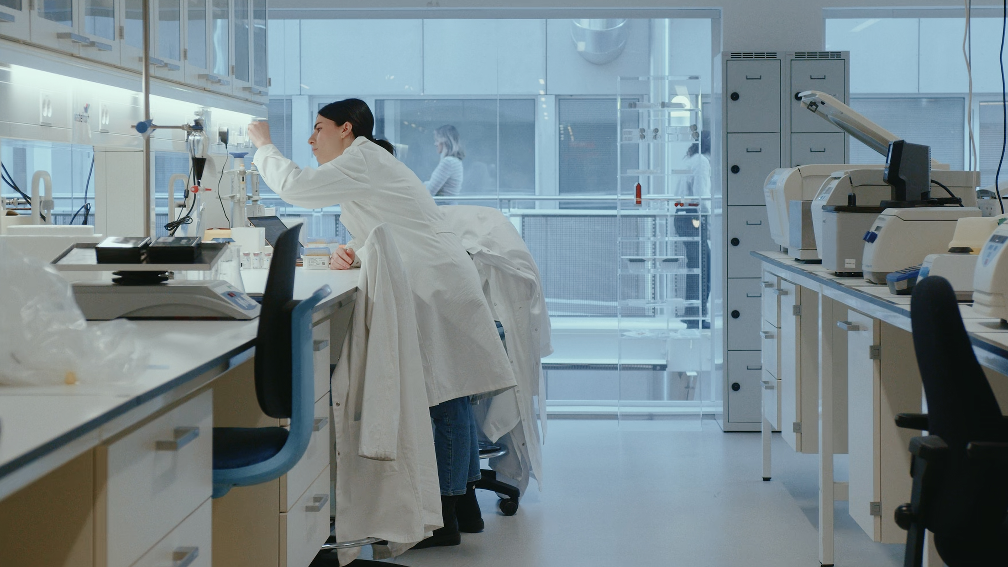 A female scientist working at her desk in a laboratory - Photo:Oioioi
