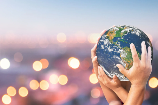 Bilde av jordkloden holdt av flere hender - Foto:Foto: OECD