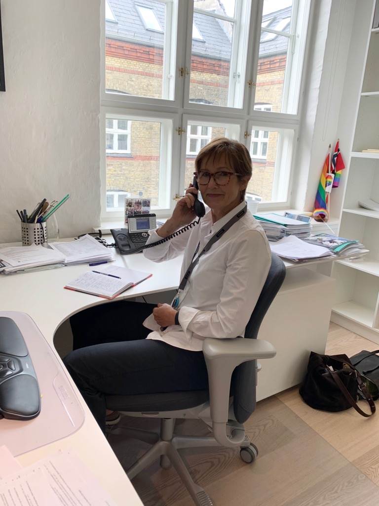 Ingrid ved telefonen