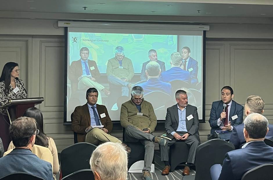 Los panelistas del seminario.