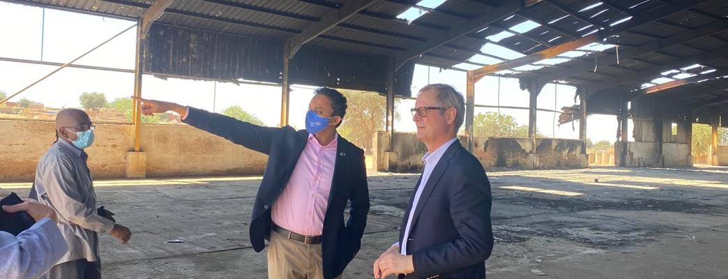 Spesialutsending besøker WFP-lageret - Foto:Norges ambassade