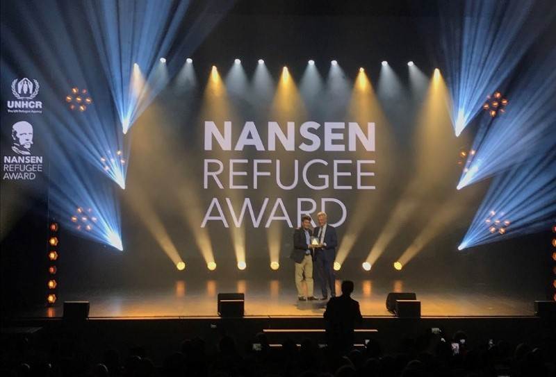 Azizbek Ashurov receives the Nansen Refugee Award from High Commissioner for Refugees, Filippo Grandi.