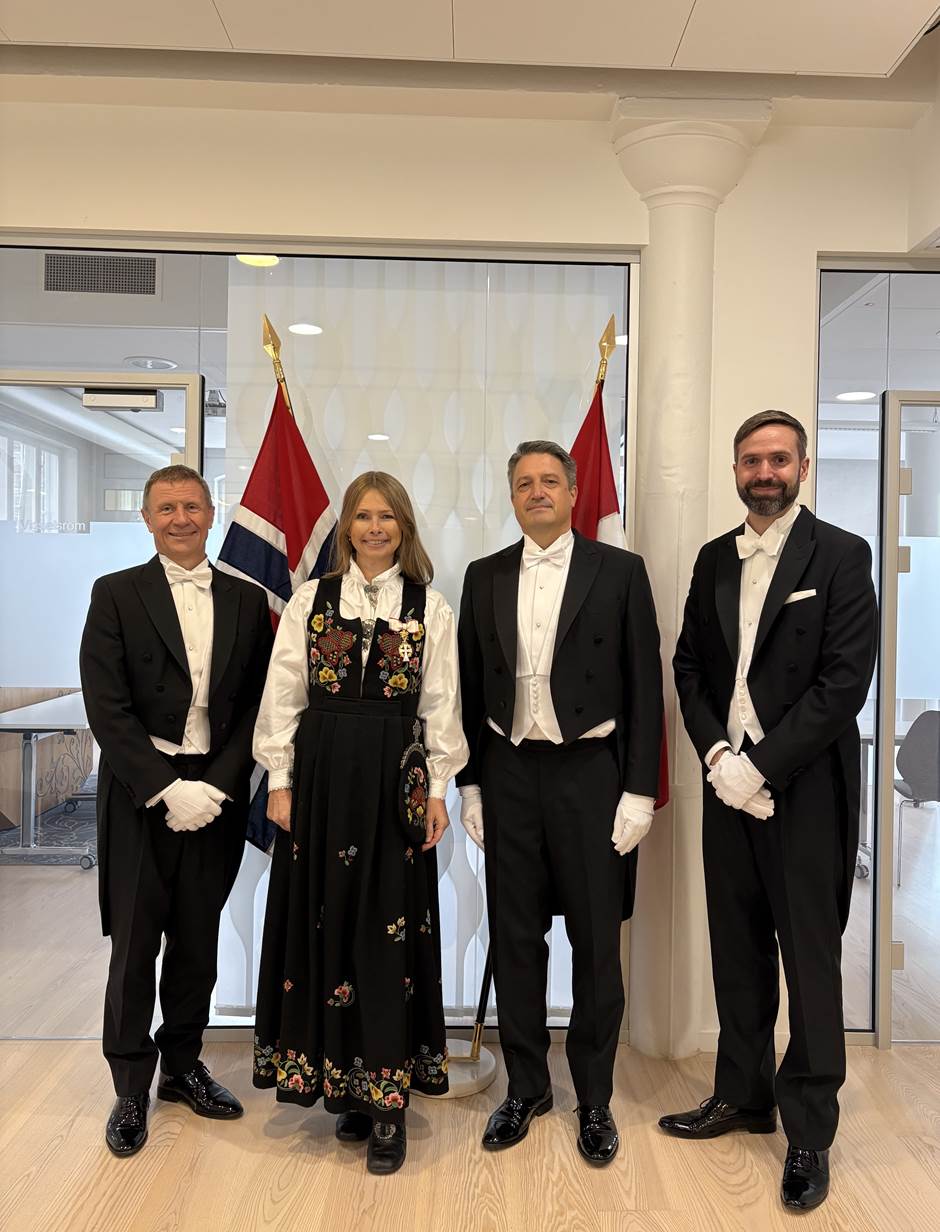 Ambassadøren og tre menn på ambassaden