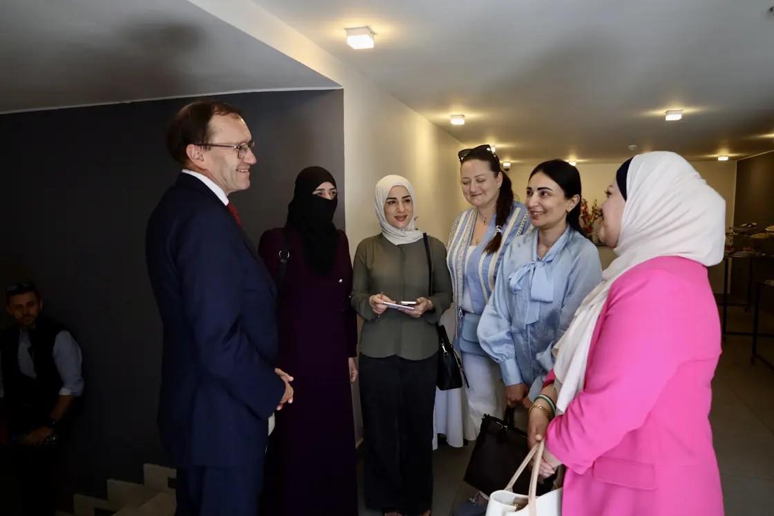 Photo: With Syrian women leaders and politicians, including the Norwegian-Syrian member of parliament Hanan Al Baalkhe. Credit: MFA/Solberg