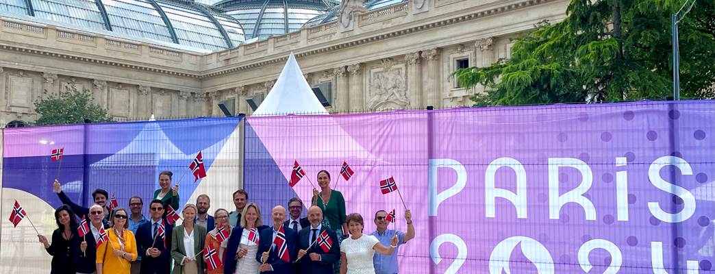 Ambassadens ansatte foran en av OL-arenaene i sentrum av Paris, Grand Palais, sammen med Marit Røste