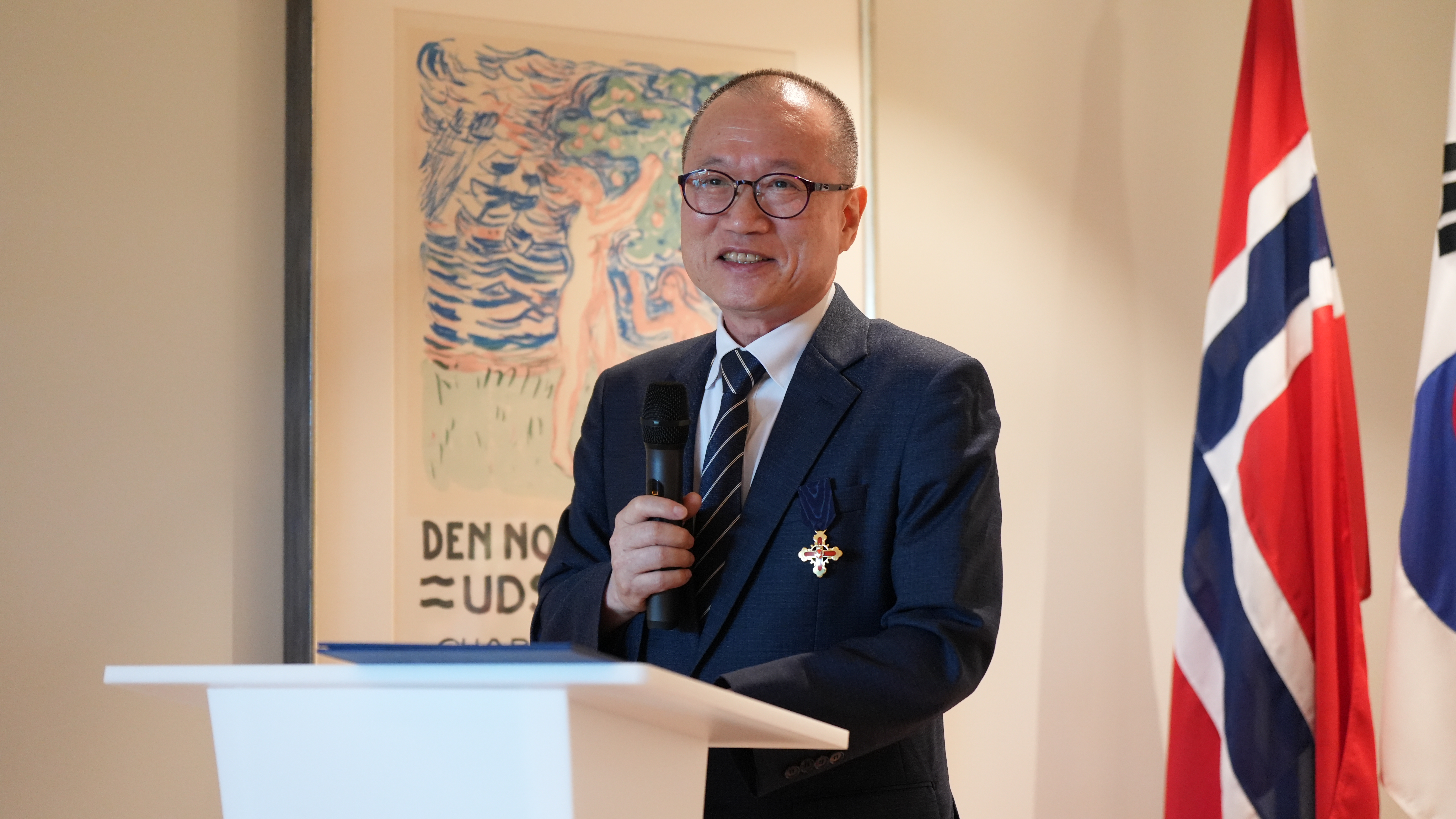 Dr. Kang Sung-Ho is giving his speech