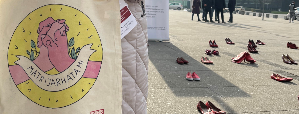 Art installation by the CURE Foundation, showing pairs of red women's shoes on the ground. - Photo:CURE Foundation