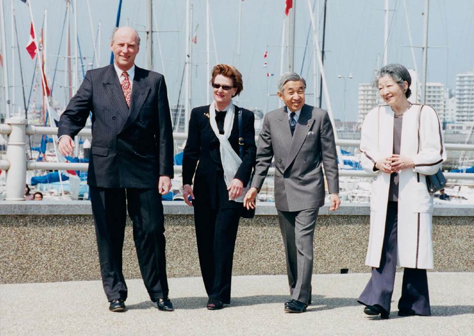 Enoshima state visit 2001