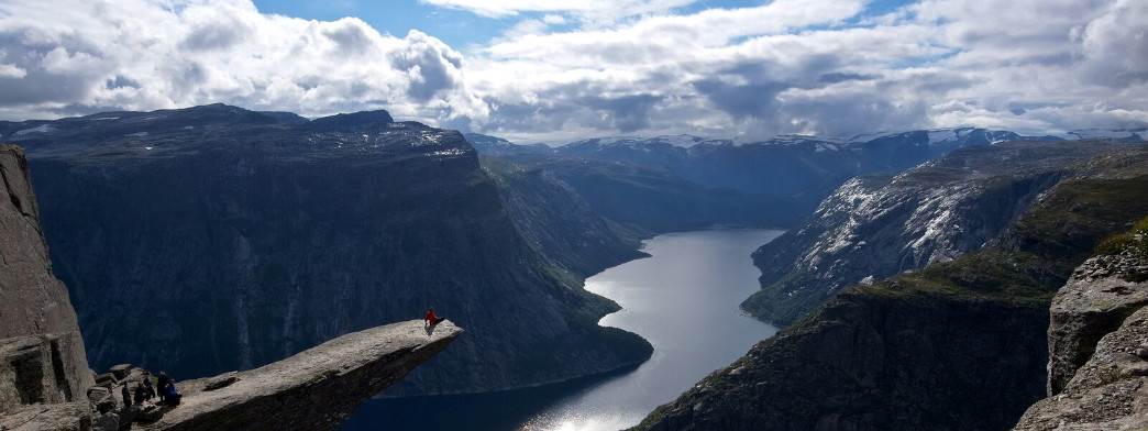 Trolltunga - 写真:Øyvind Heen – fjords.com