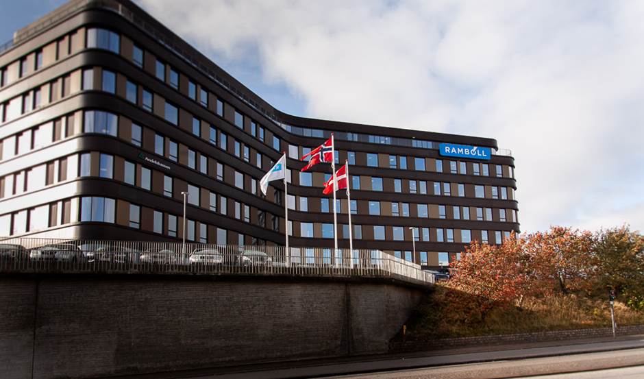 Norsk og dansk flagg vaier i vinden foran Rambølls kontor