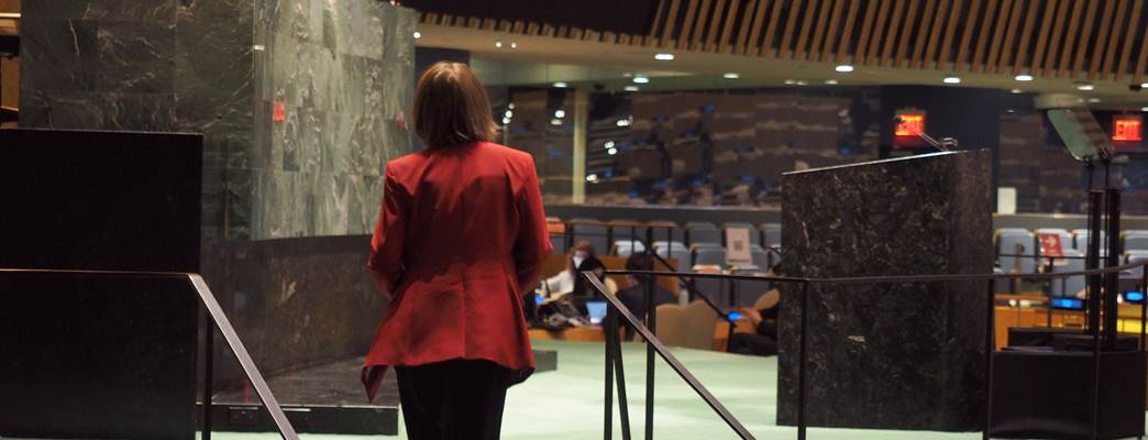 Norwegian ambassador to the UN, Mona Juul, approaching the podium in the UN General Assembly hall - Photo:Jakob Bjørnøy