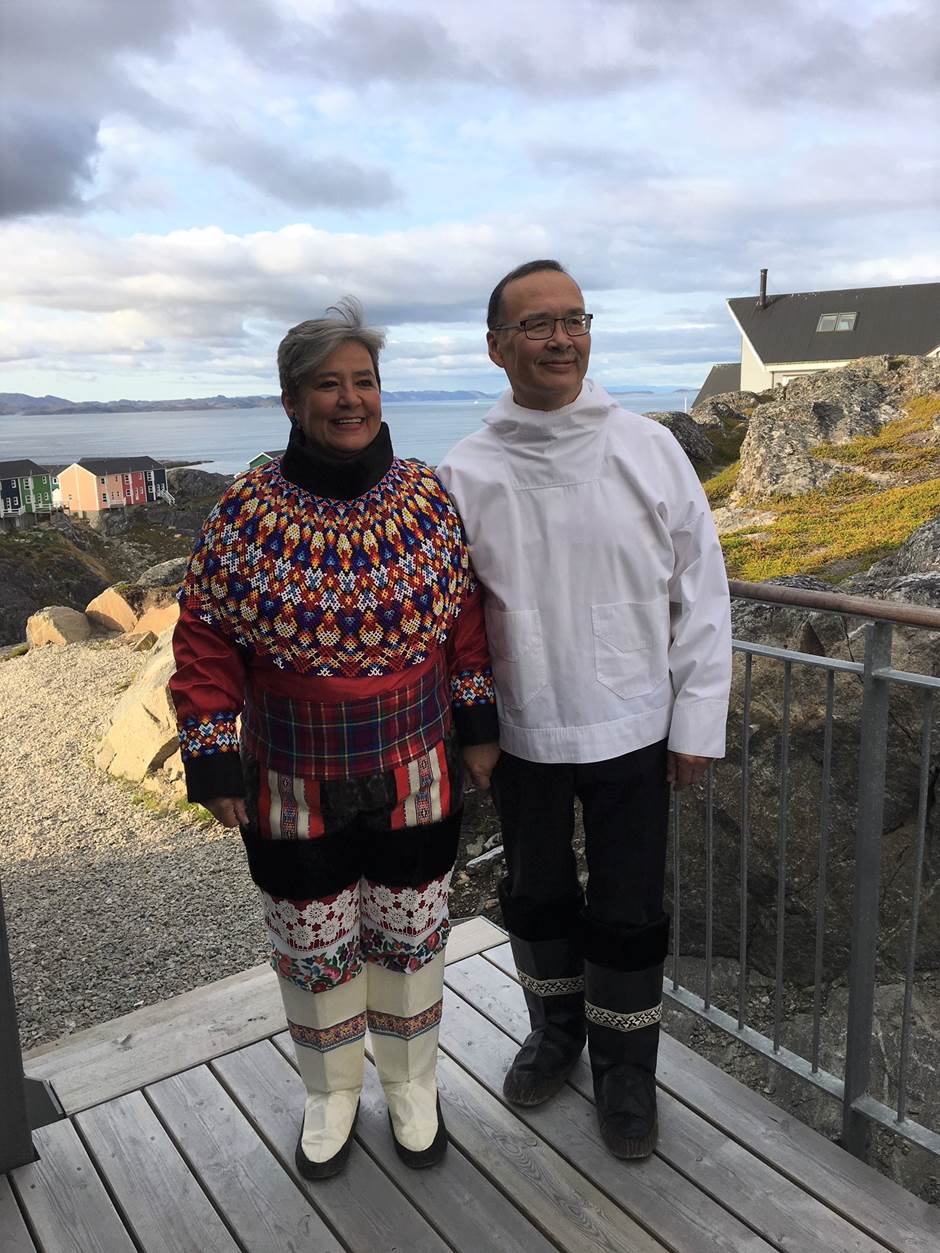Ektepar med tradisjonelt grønlandsk antrekk