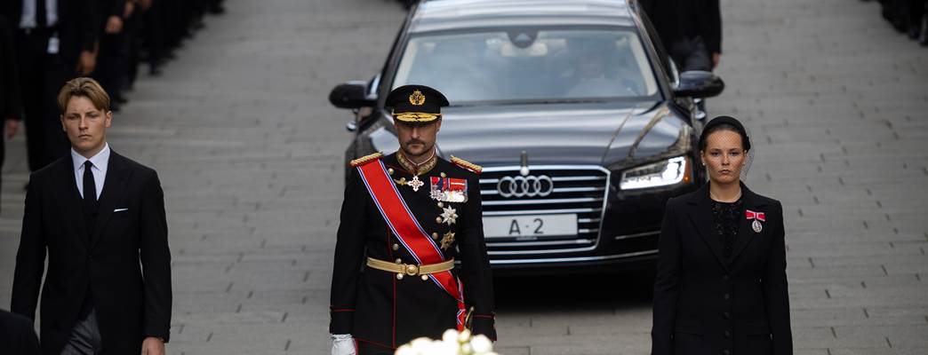 Kong Haakon, Kronprinsesse Ingrid Alexandra og Prins Sverre Magnus går bak Kong Haralds kiste - Foto:Martin Siewartz Nielsen / Kunnskapsdepartmentet