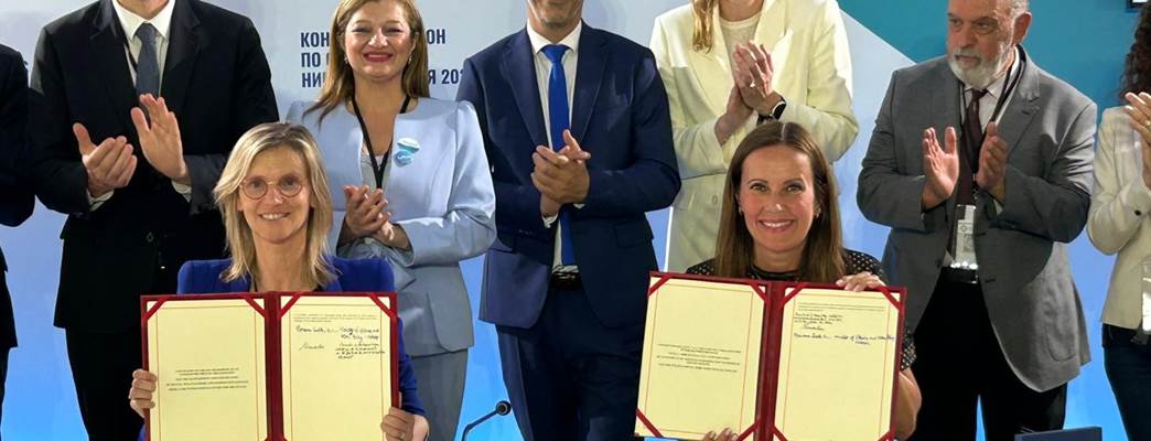 Photo de la signature entre Pannier-Runacher et Sivertsen Næss