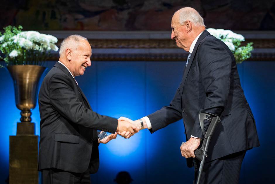 S.M. el rey Harald V hace entrega del Premio Abel al argentino Luis A. Caffarelli