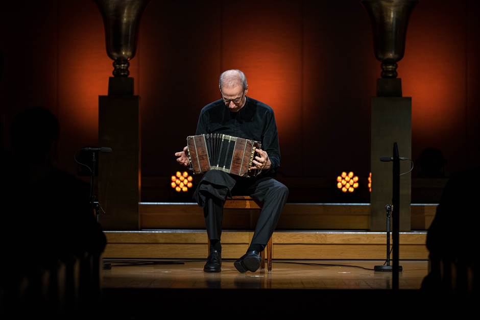 El bandoneonista Per Arne Glorvigen acompañó el evento con su música. 