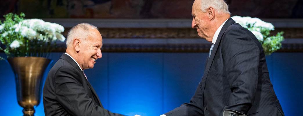 S.M. el rey Harald V hace entrega del Premio Abel al argentino Luis A. Caffarelli.   - Foto:Foto: Alf Simensen NTB/AbelPrize