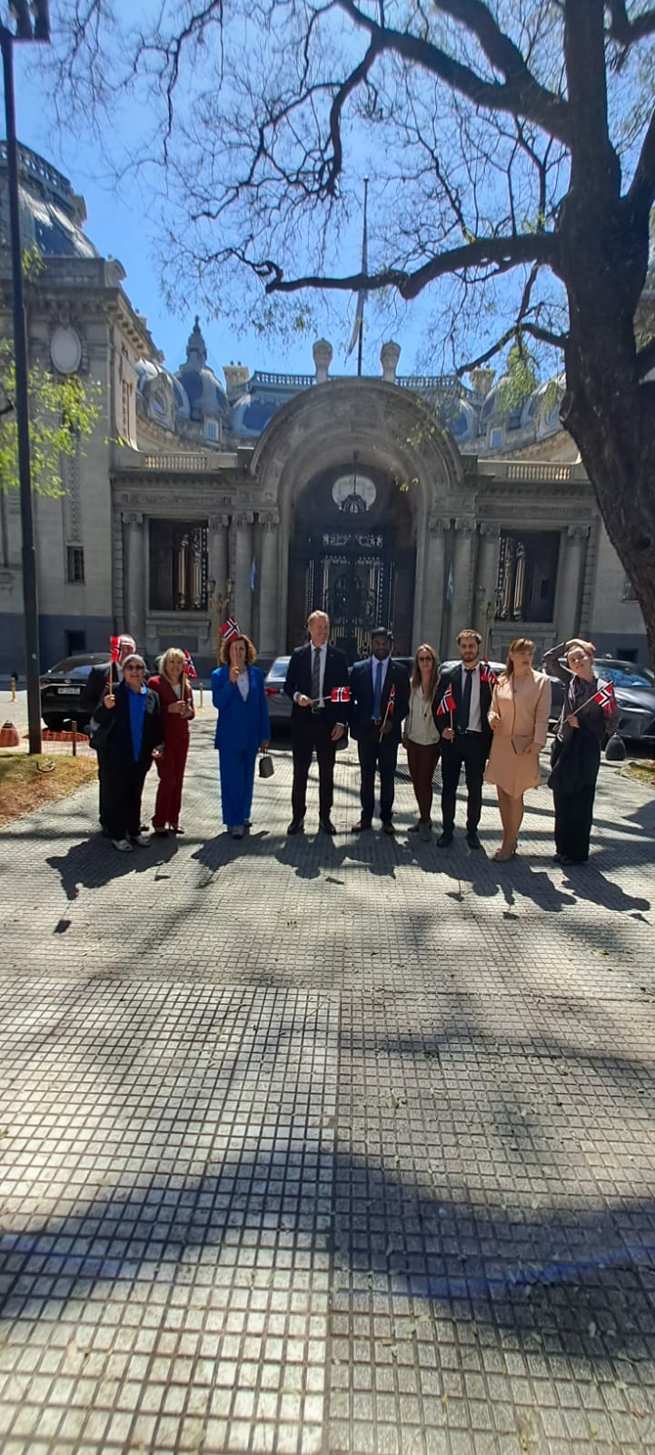 Todos frente al Palacio San Martín2.jpeg