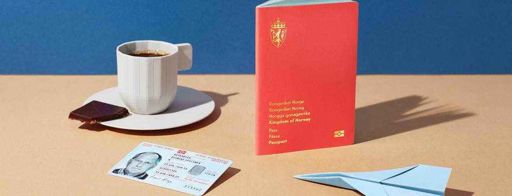 Stockphoto av Norsk pass på bord med kaffekopp  - Photo:Neue Design Studio