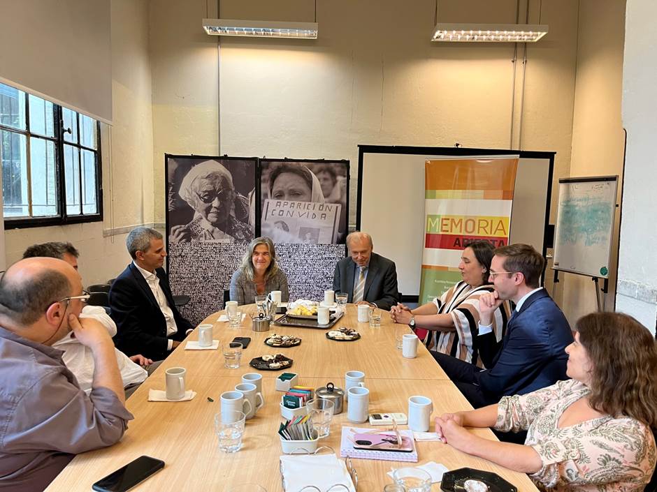 Dir. Veronica Torras, Embajador Lars VAagen,  Dra. Susana M. Echevarria, Sr. Daniel Valadares,  Prim