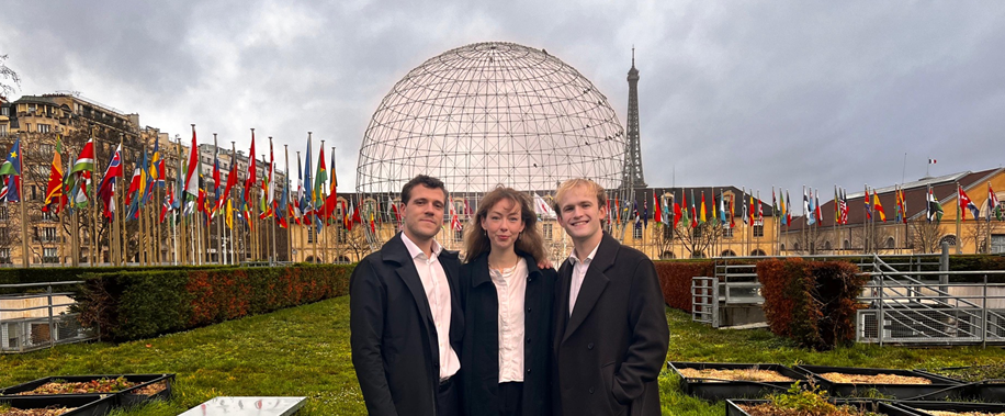 Delegasjonens praktikanter utenfor UNESCOs hovedkontor i Paris. - Foto:Foto: Delegasjonen