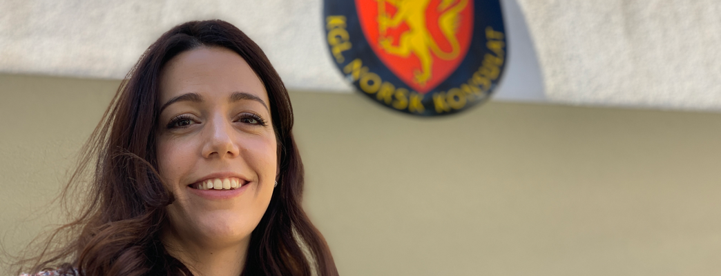 Picture of consul Sare outside the consulate - Photo:Photo: Norwegian Embassy