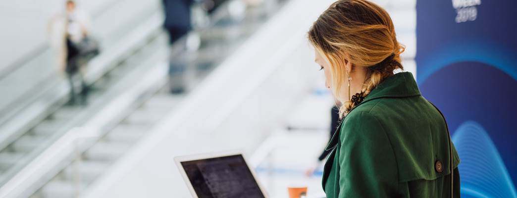 Bilde av ansatt i OECD som jobber på PC - Foto:Foto: OECD