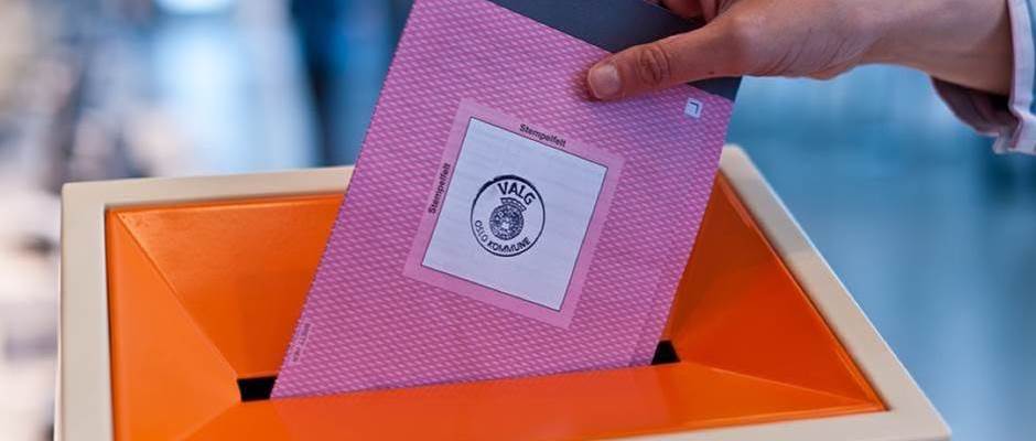 Vote being placed into election urn - Photo:valg.no