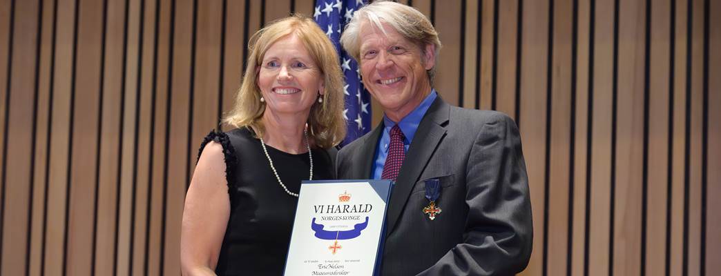 Ambassador Krutnes presents the award