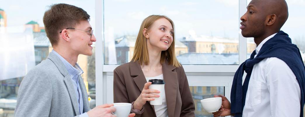 Students holding coffee - Photo:Mikhail Nilov