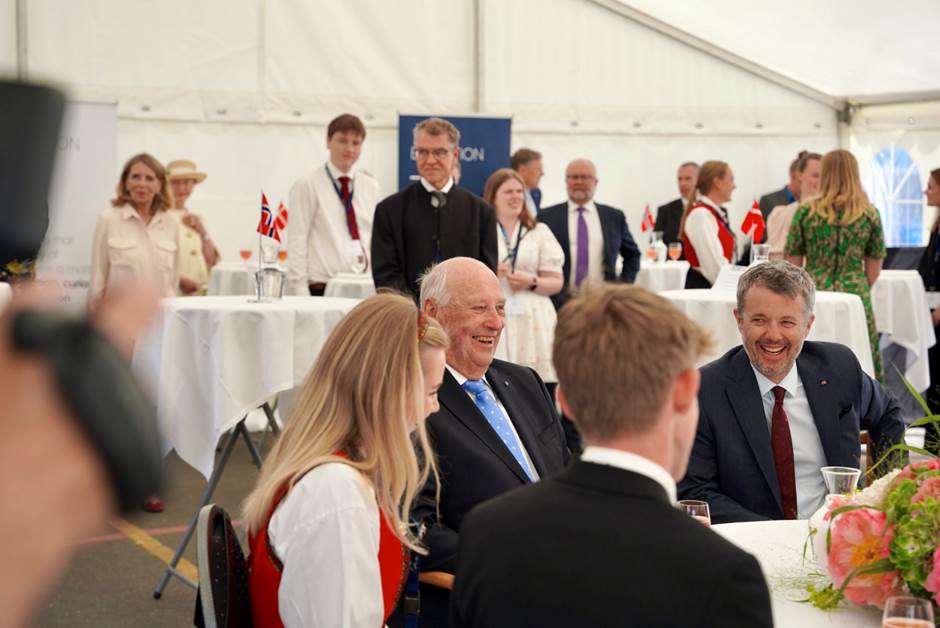 Møte med studenter i telt