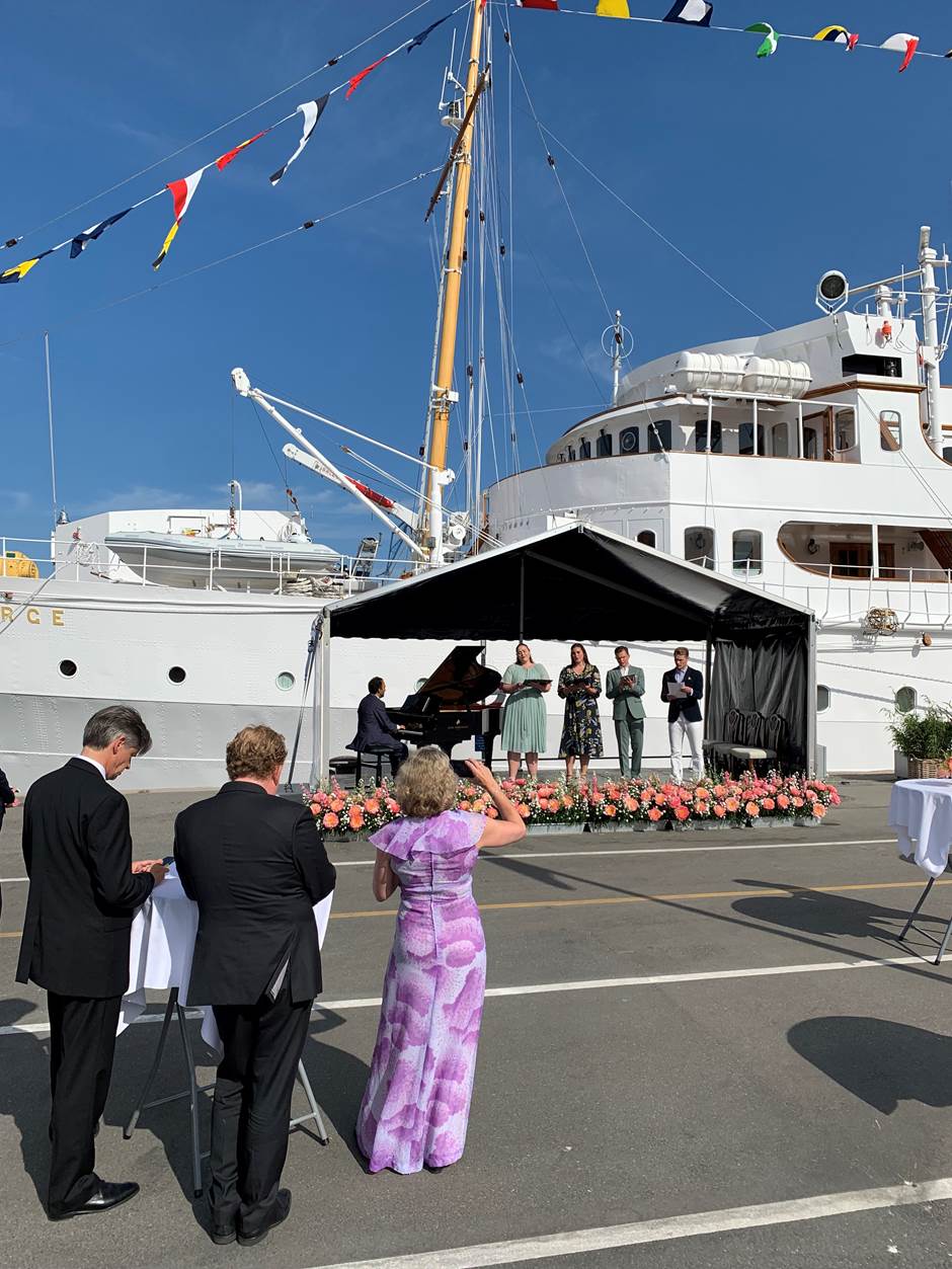 Operasangere på kaia 
