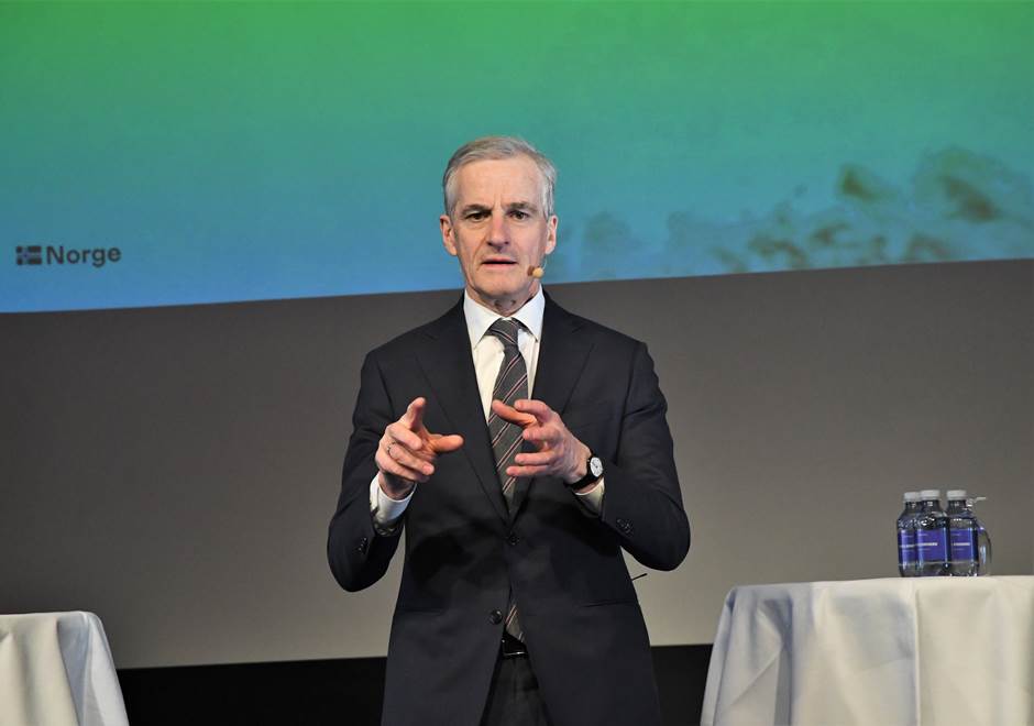 Støre holder tale