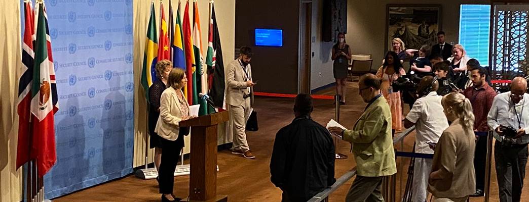 Mona Juul, Norwegian Ambassador and Geradine Bryne Irish Ambassador adressing the press outside UNSC - Photo:Permanent Mission of Norway to the UN