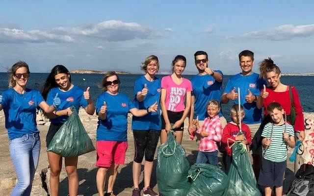 Beach cleaning in Kavouri - Photo:Embassy