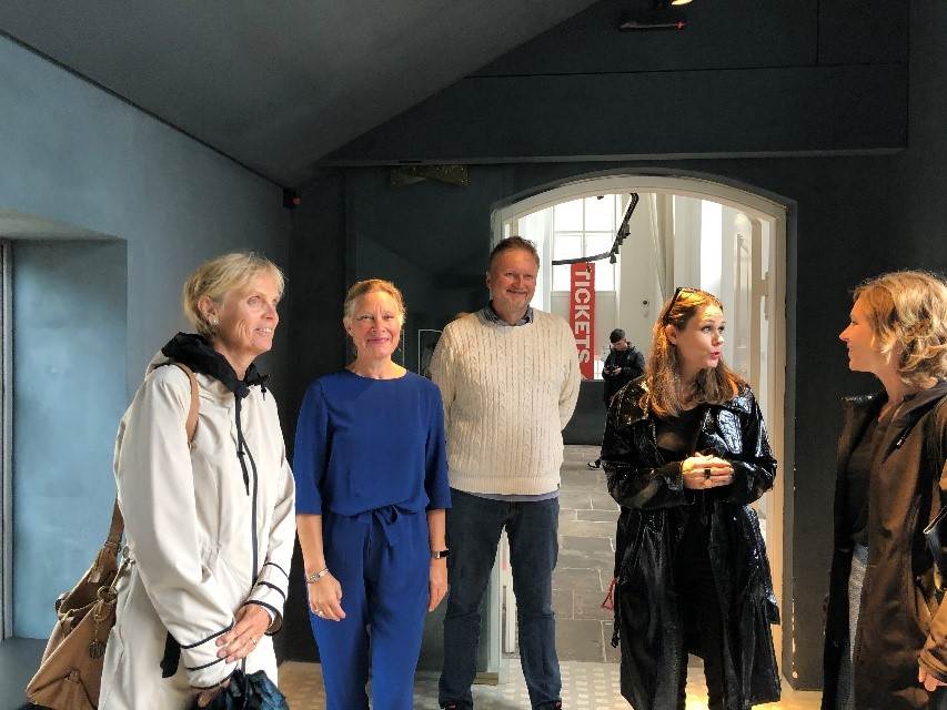 Ministerråd Lars Andersen med ambassadør Aud Kolberg på kunstutstilling