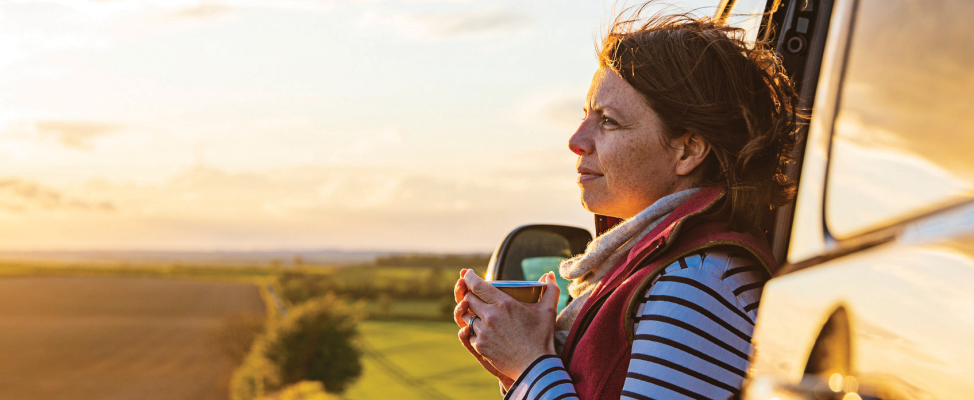 Foto av en kvinne som nyter synet av en åker - Foto:Foto: OECD