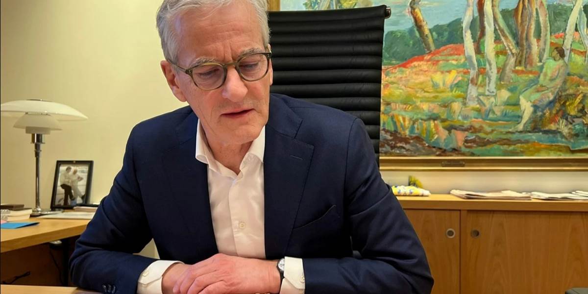 Le Premier ministre Jonas Gahr Støre s'entretient par téléphone avec le Président ukrainien Zelensky