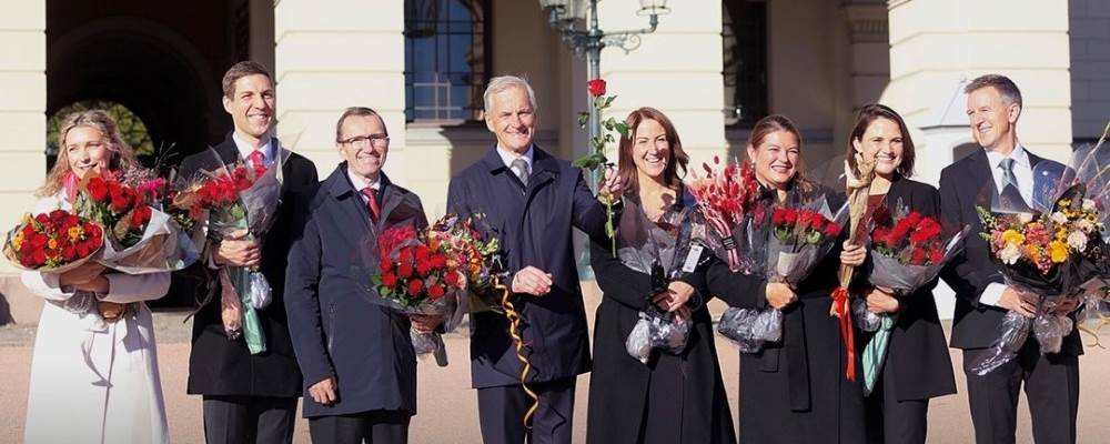 El primer ministro Jonas Gahr Støre junto con los ministros recién nombrados en Slottsplassen el 16  - Foto:Foto: Martin Siewartz Nielsen  KDD