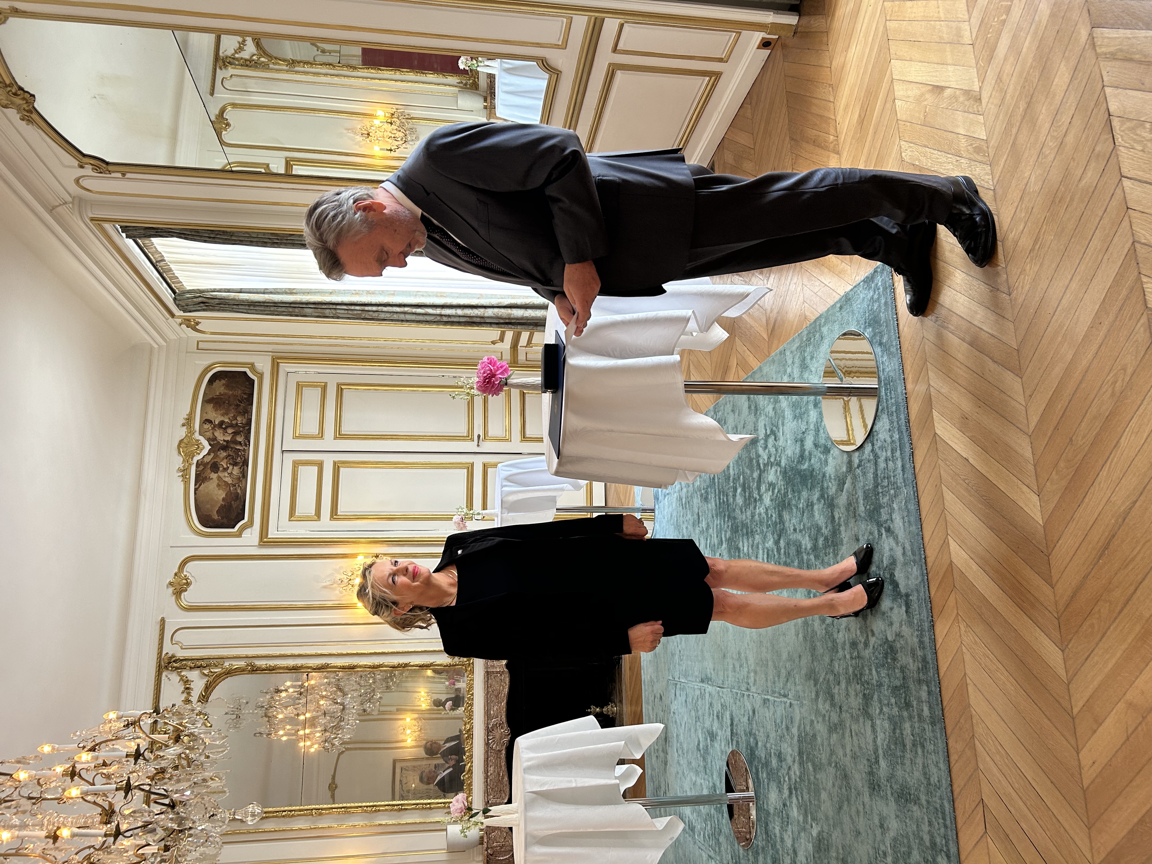 Remise de l'ordre royal norvégien du mérite à Evelyne Veil Charlanes, consule honoraire de Norvège à la Réunion