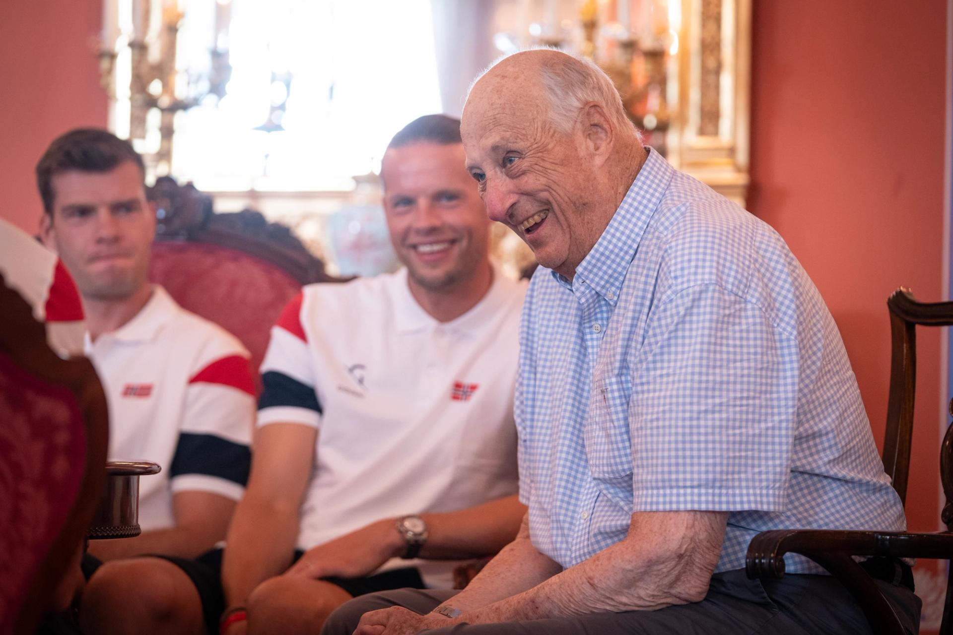 Le roi Harald V au retour à Oslo des footballeurs norvégiens, après le mondial 2026