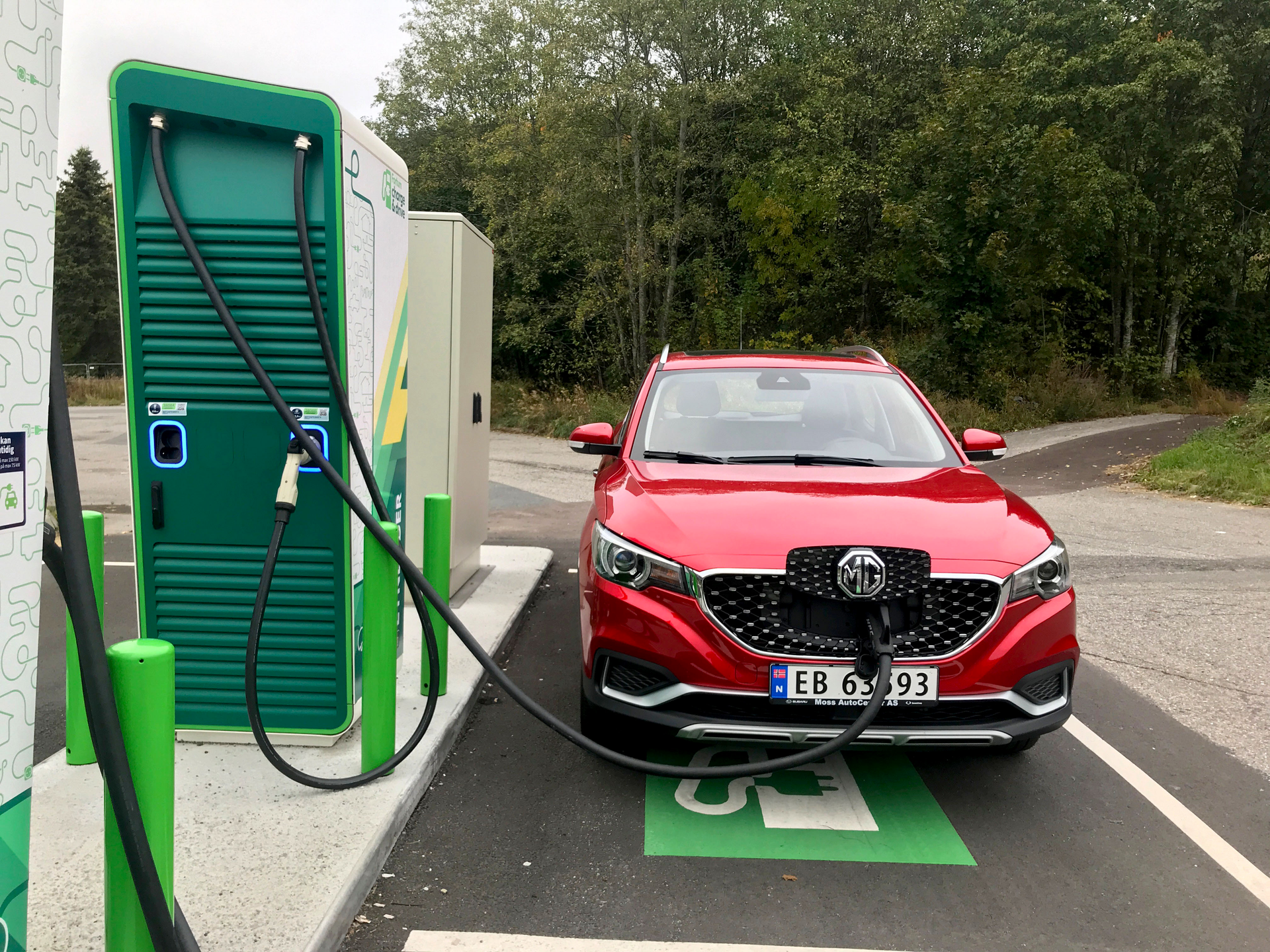 Voiture électrique en charge en Norvège